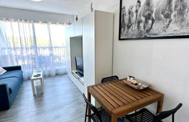 Studio vue port, parking privé, terrasse, clim - Photo 4