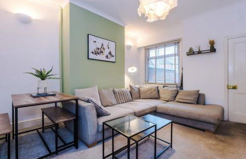 4 Bedroom House in Walkden with Free Parking, by Short Term Digs Short Lets & Serviced Accommodation - Foto 8