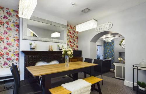 Montague House Town Centre sleeps up to 12 guests - Photo 3