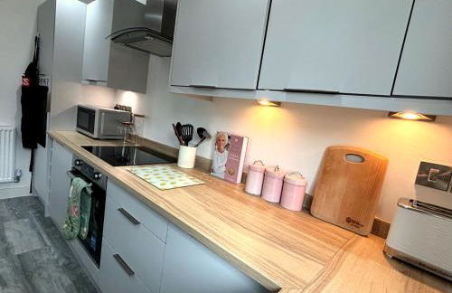 2 Bedroom House - Private Parking - Central - Photo 11