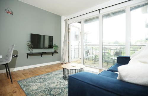 2 bedroom Apartment In Cardiff Bay with Private Parking By N And N Stays, perfect for corporate and leisure stays, long stays welcome, Scafollding currently on building, does not affect the apartment - Photo 7