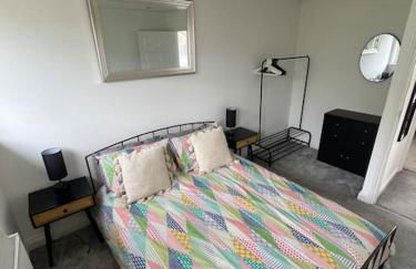 Very Large 5 Bed House Higham Ferrers family and contractors king beds Sky TV Pool Table Gym - Foto 12