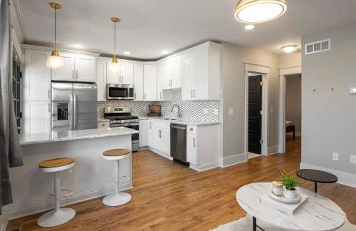 2BR Townhome with Parking - Walk to Stadiums & Downtown - Foto 7