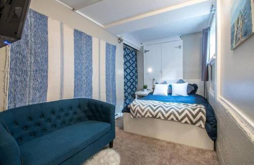 Central 2 bedroom unit with 3 beds and 3 large TVs - Photo 1