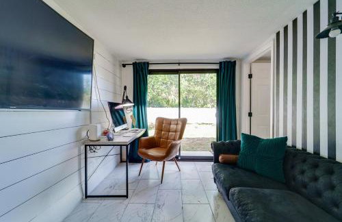 Lounge Area Office Fenced Yard Near It All - Photo 4