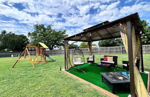 Kings, 75" TV & Backyard Fun - NearWesley - Foto 3