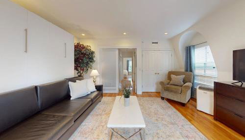3-Bed 2-Bath Brookline Village Townhome w Deck - Foto 5