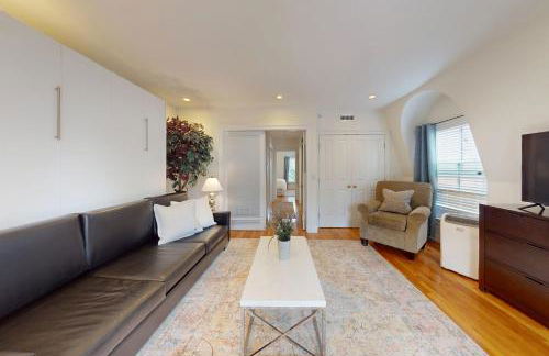 3-Bed 2-Bath Brookline Village Townhome w Deck - Foto 8