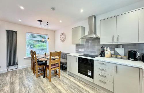 Modern 3 Bedroom Home - Free Driveway Parking - 6 Guests - Upstairs Bathroom and Downstairs WC - Foto 26