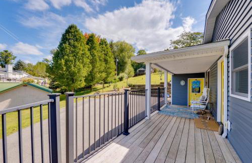 Radford Home with Wraparound Deck! - Foto 24