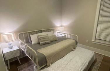 Renovated Dog Friendly Duplex Near Food & Fun Fully Fenced Yard and Private Parking - Foto 46