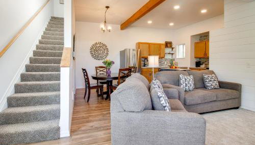 1 Mi to Dtwn Coos Bay: Sleek Apt w/ Deck & Views! - Photo 5