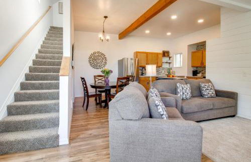 1 Mi to Dtwn Coos Bay Sleek Apt with Deck and Views! - Foto 5