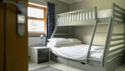 4 Bed House Sleeps 9 - Parking Garden Bbq Wifi - Foto 3