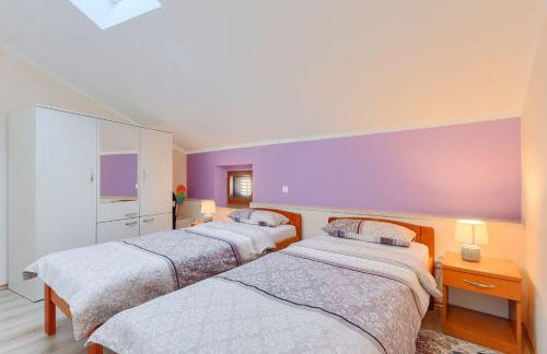 Modernes Apartment mit traumhafter Aussicht, Pool, Privatparkplatz, WiFi - Photo 24