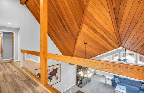 Maine Pondfront Home Sleeps 22 - Pool & Hot Tub - Photo 20