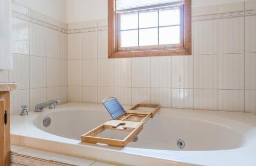 8BR Luxury Maplewood Manor, Hot Tub & Fire Pit - Foto 52