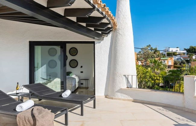 Relax in Luxury at This Stunning Seaside Villa - Photo 45