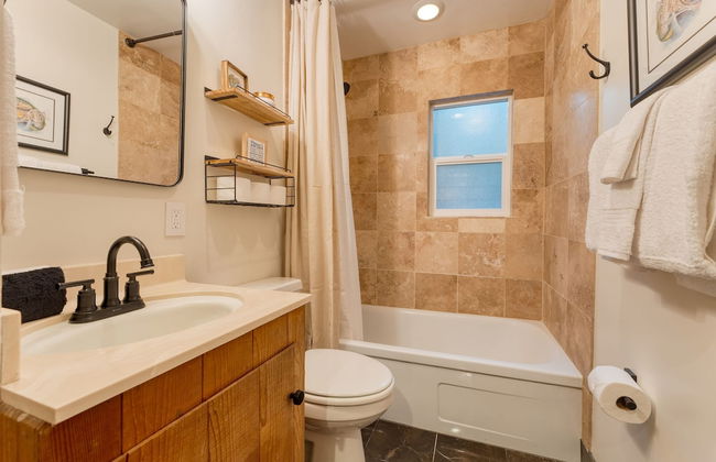 Westlake Cabin by Avantstay Hot Tub Near Skiing Walk to Restaurants Lake - Photo 21