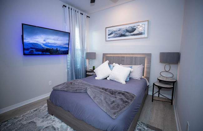 Newly Constructed Modern Pet Friendly Zen Home W/ Private Home Theater & Hot Tub! 1 Bedroom Home by RedAwning - Photo 3