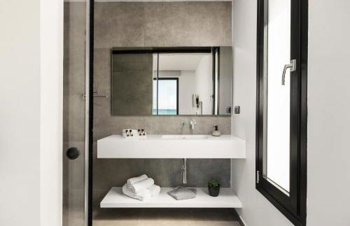 Seafront Villa Nafsika - Private Heated infinity Pool - Direct access to the beach - Play area - Foto 26