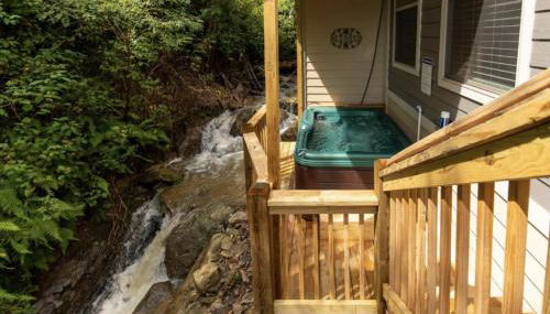 Falling Brook – Cozy Creekside Cabin with Hot Tub, Game Loft & Dog-Friendly Comfort - Foto 2