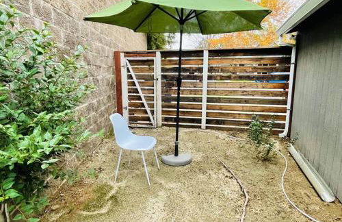 Artist's retreat near the heart of the city - Photo 11