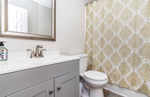 Renovated N Raleigh home with firepit wifi & king bed - Foto 17