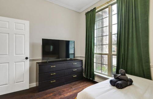 5-Bed 2-Bath with Pool & Backyard Retreat - Foto 29