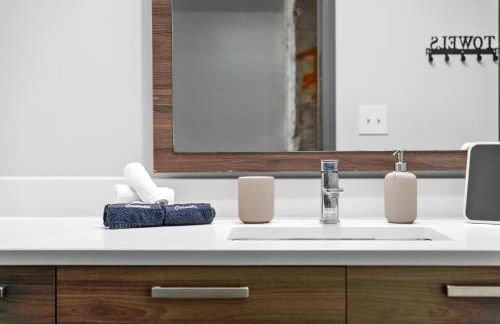 Stunning Downtown Apartment with Pool, Laundry, Parking - Foto 10