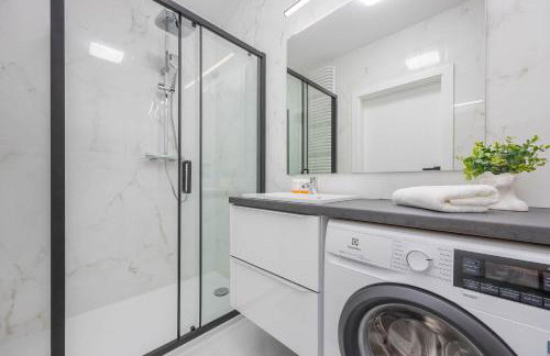 Elegant Apartment in Warsaw with Parking and Desk for Remote Work by Noclegi Renters - Foto 24