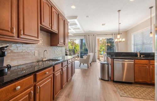 Two King En-Suites …Inside the Prestigious Reunion Resort - Foto 14