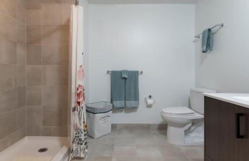 High Rise Retreat w City Skyline Views Shared Gym - Photo 32