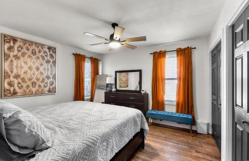 Retro Glam: Colorful Mid-Century Haven Apt 2 - Foto 6