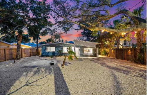 Blue Lagoon Hideaway 3BR Coastal Chic Retreat - Photo 53