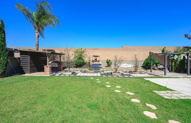 Spacious Family Retreat w Garden Modern Comfort - Photo 1