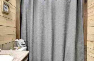 Rustic Barn Retreat w Hot Tub Game Room & FirePit - Foto 19