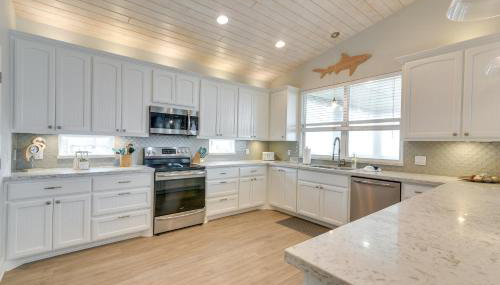 Luxe Crystal Beach Retreat with Views! Walk to Shore - Foto 2