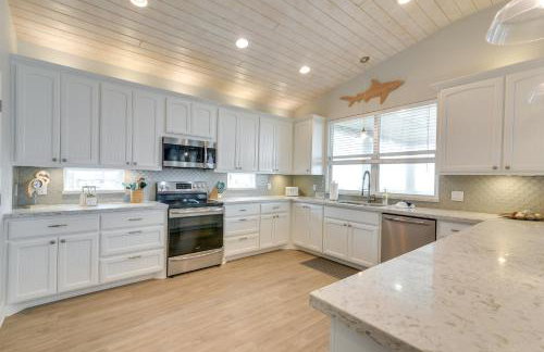 Luxe Crystal Beach Retreat with Views! Walk to Shore - Foto 2