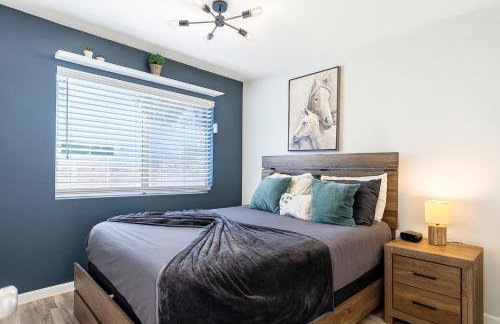 Fresh & Fun! Vegas 4BR w Heated Pool, Dog Friendly - Photo 20