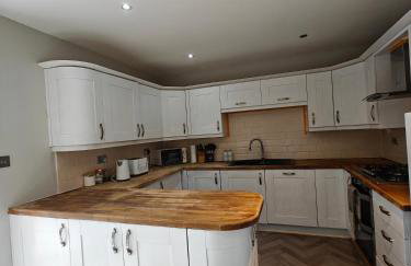 Spacious Solihull Home 5 Beds 2 Sofa beds - Max 10 - NEC BHX Spacious 4 Bedroom Home - NR JLR, Birmingham Airport, HS2 Sites, Resorts World, A45, M42 Mell Square - Regular Work Stays Available - By Samina, ARZ Stays - Photo 6