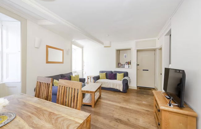 Cute House with Courtyard - Photo 11