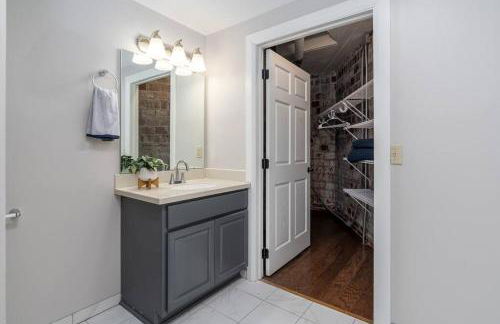 Unique and Charming Downtown Apt - Foto 23