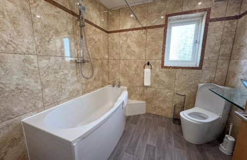 Stoneleigh Retreat 4BR Entire Home - Photo 14