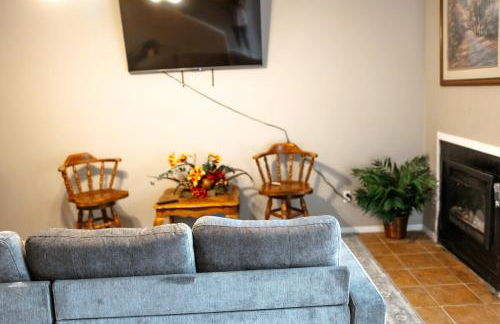 Rest Easy Retreat - 2BR Near SHSU - Pool - WiFi - Free Parking - Foto 67