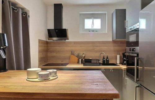 Le mas des glycines - parking privé et terrasse ombragée - Foto 13