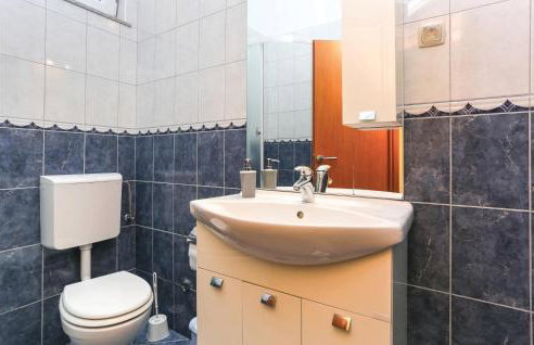 Three-Bedroom Apartment In Donja Ostrvica - Photo 37