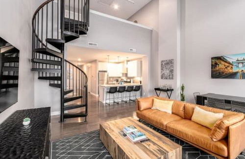 Soaring 2-Bedroom Parkside Loft Walkable to it All - Foto 1