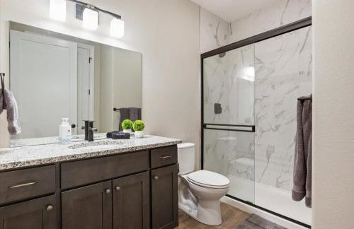 Family-Fun Lakeside Luxury at Topsider in Osage w/ 2 Pools, Prime Views Pack N' Play & Games - Foto 27