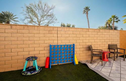 Spacious Yard, Sparkling Pool & Spa, Firepit, 9beds! - Photo 59